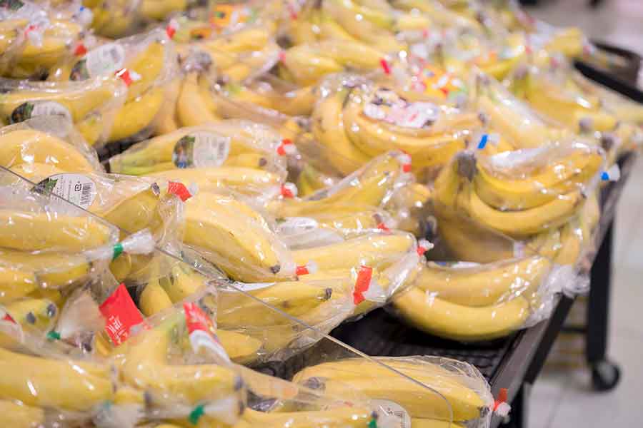 バナナもプラスチック包装されていたことに衝撃（写真はイメージ）【写真：PIXTA】