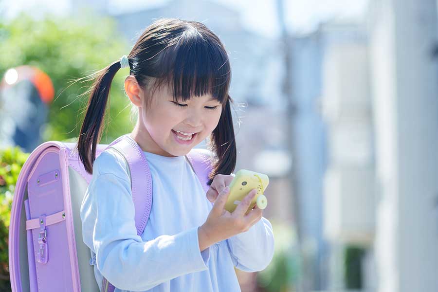 いまや子どもにとって身近なものになっている携帯電話やスマホ（写真はイメージ）【写真：PIXTA】