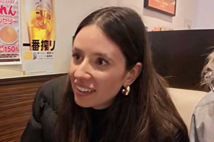 日本のカレーチェーン店を訪れた、Oriさんの妹・ジジさん【出典：YouTube「Ori＆Kaito」よりスクリーンショット】