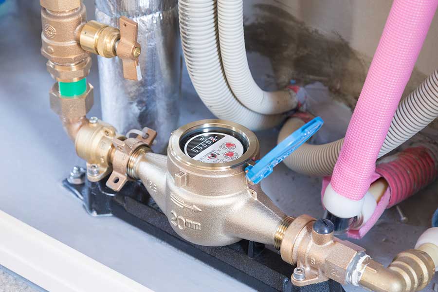 集合住宅に設置されている水道メーター（写真はイメージ）【写真：PIXTA】