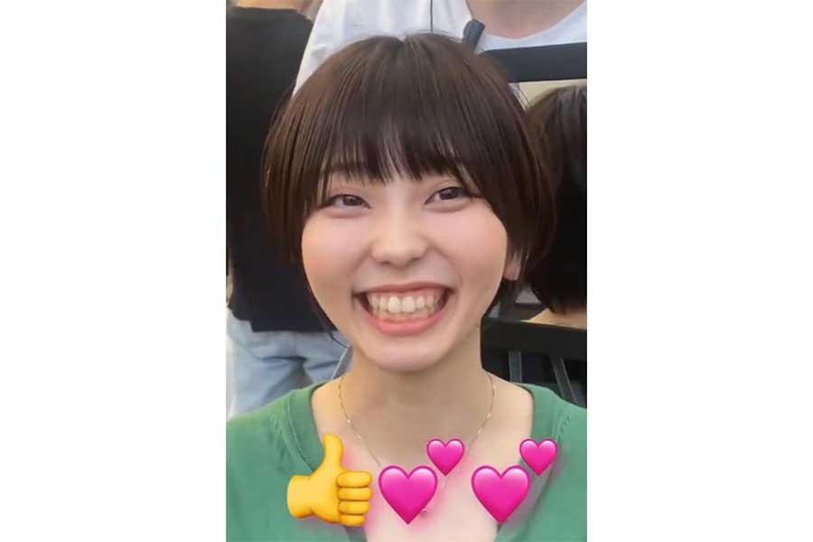 ショートヘアに大満足の女性【出典：TikTok（rena_nkr）よりスクリーンショット】