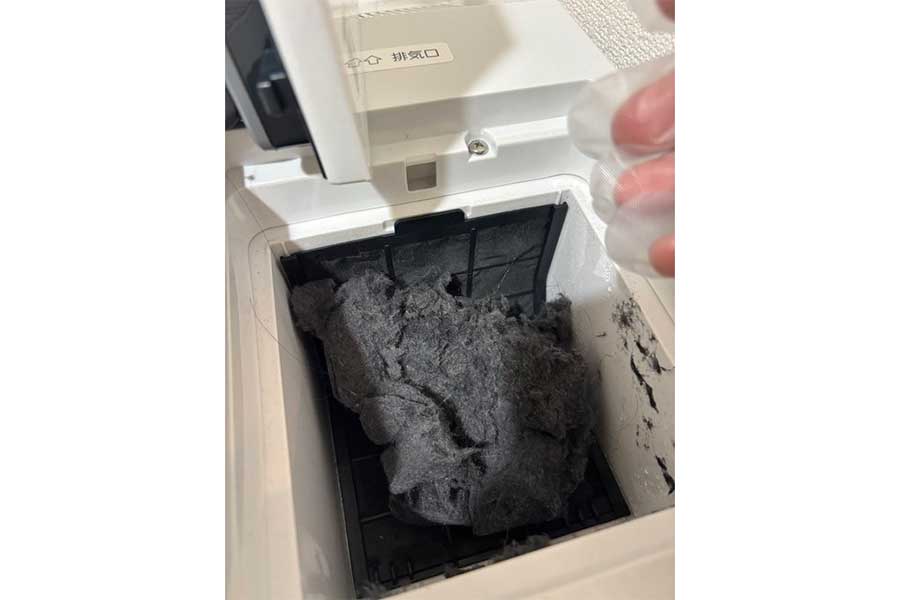 フィルターに詰まった大量のホコリ【写真提供：ぷんやりたん（@punyaritan）さん】