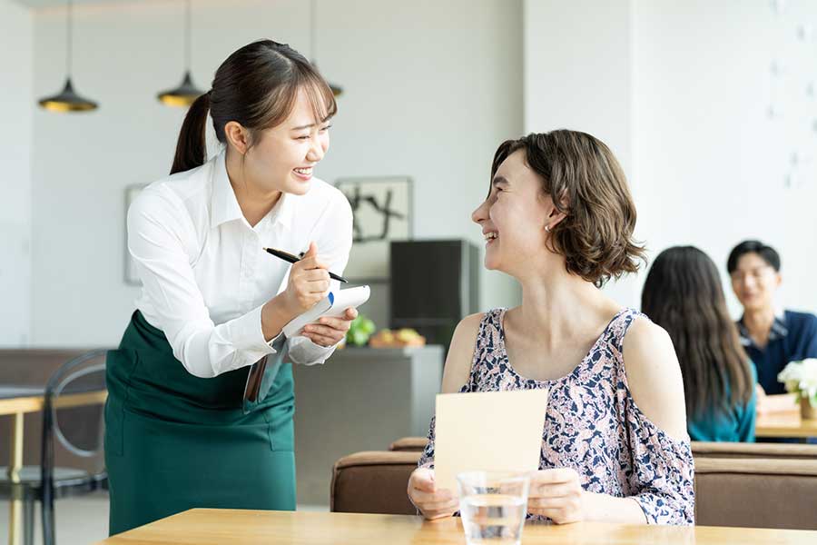 日本人の丁寧な接客に感動（写真はイメージ）【写真：PIXTA】