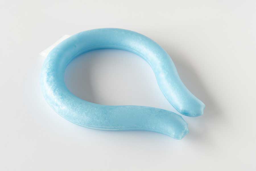 暑さ対策の人気アイテム、ネッククーラー（写真はイメージ）【写真：PIXTA】