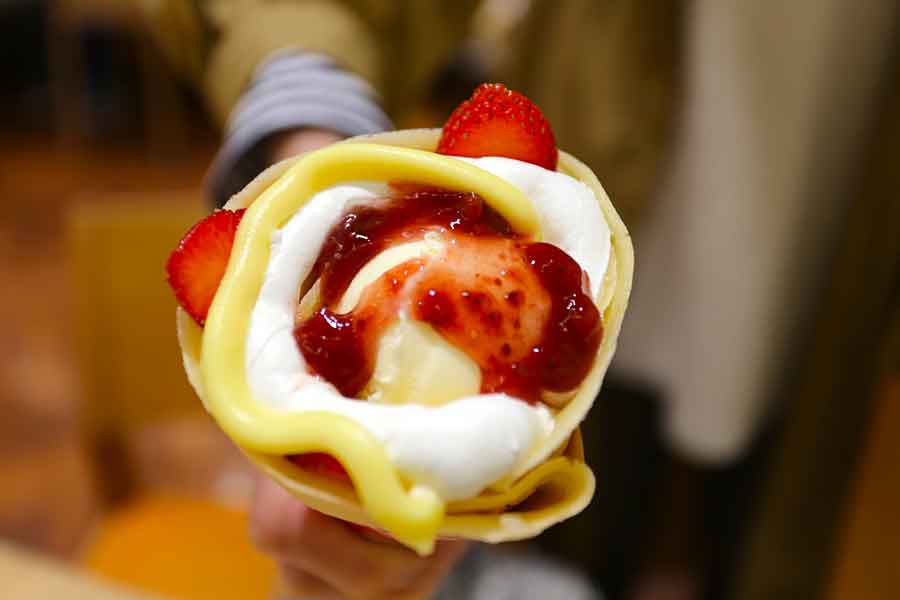 カスタードクリームと生クリームが入ったイチゴのクレープ（写真はイメージ）【写真：写真AC】