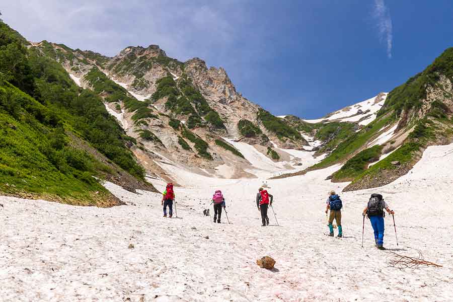 雪渓が残る白馬山登山は人気のレジャー（写真はイメージ）【写真：PIXTA】