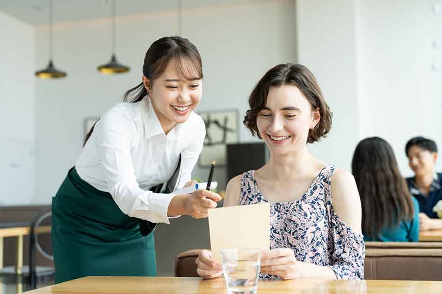 英語ができなくても笑顔で、礼儀正しく接してくれる日本人（写真はイメージ）【写真：PIXTA】
