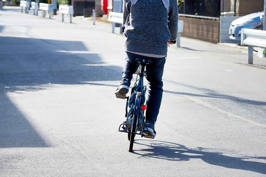 車道に出てくる自転車。後方確認は必須（写真はイメージ）【写真：PIXTA】