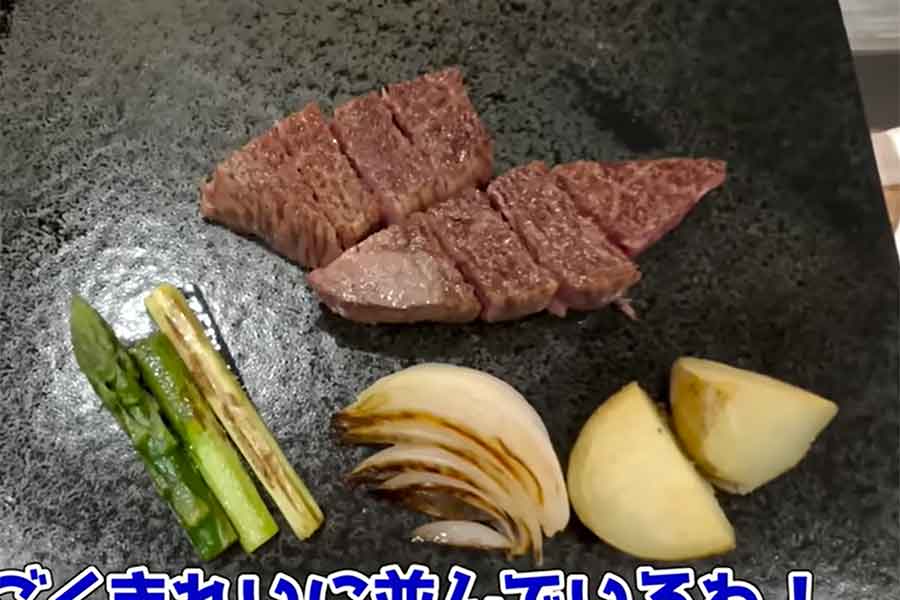 和牛のステーキに大喜び【出典：YouTube「日本食冒険記Tokyo Food Adventures」よりスクリーンショット】