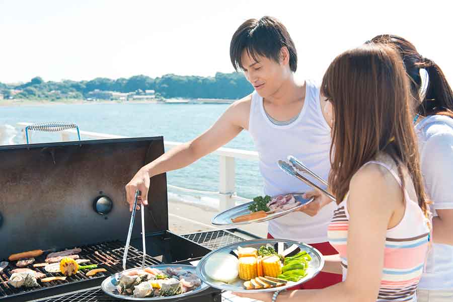 開放感がある海辺でのバーベキューで気をつけたいこととは（写真はイメージ）【写真：PIXTA】