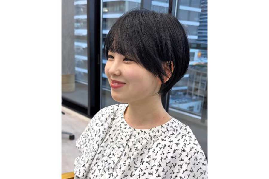 サイドバングと丸みのあるシルエットで、洗練された印象に激変した女性【出典：インスタグラム（view_terashi_short）よりスクリーンショット】
