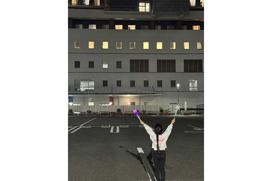 夜の病院駐車場で光るステッキを掲げる娘さん。病室の窓にはaoiさんの姿も【写真提供：aoi（reao__2615）さん】