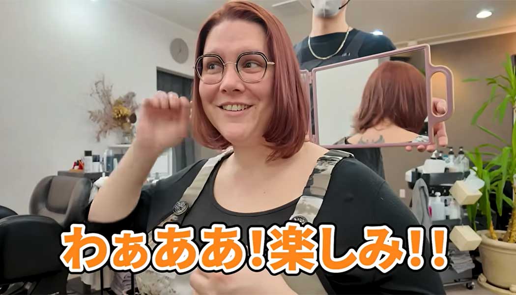 日本らしいヘアカラーを気に入った様子のルシーさん【出典：ボンソワールTV BonSoirTV】