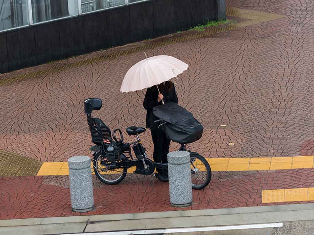 自転車の傘差し運転は危険（写真はイメージ）【写真：PIXTA】