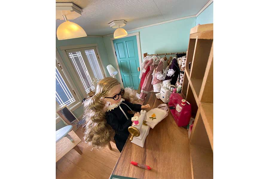 精巧なドールハウス内部のアトリエ。ミシンに向かう人形の背景には、ハンガーにかけられたドールドレスが並ぶ【写真提供：まっさん（@m3km3m）さん】