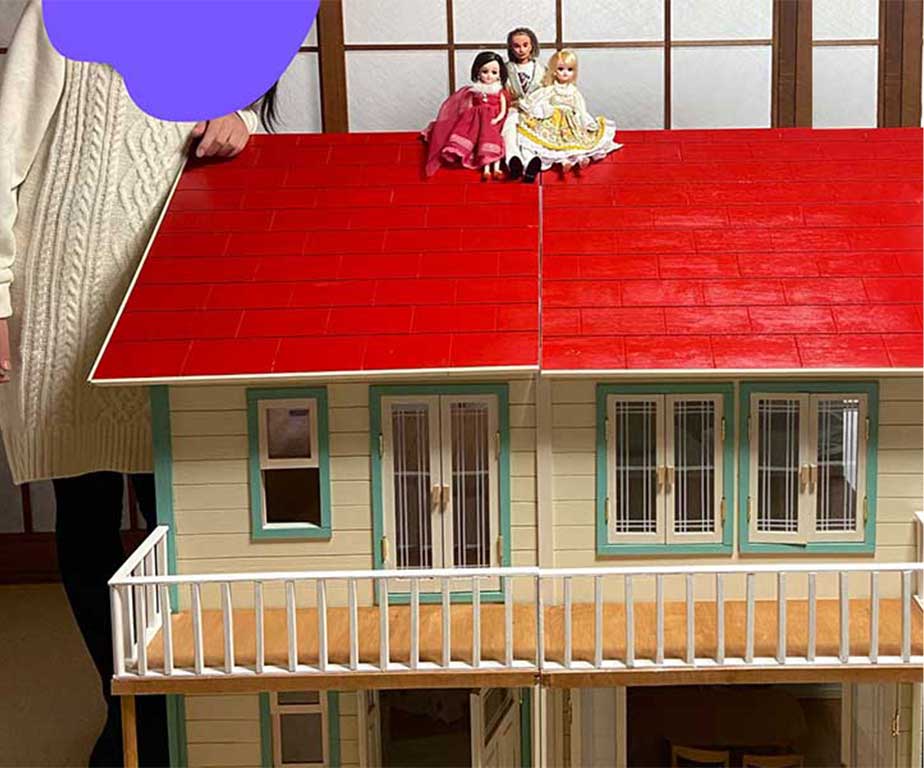 真っ赤な屋根とバルコニーが特徴的な大きなドールハウス【写真提供：まっさん（@m3km3m）さん】