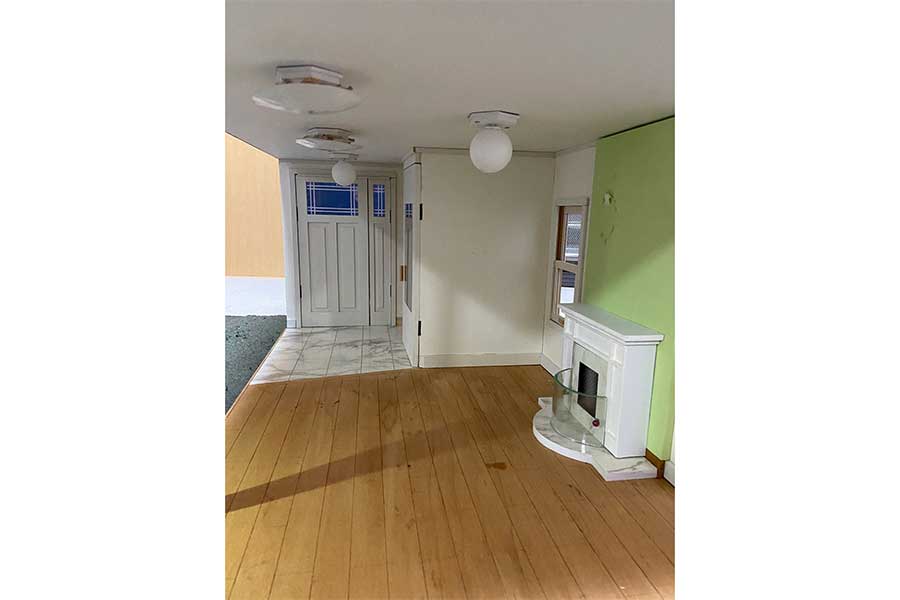 精巧なドールハウス内部。手作りの暖炉や照明が目を引く【写真提供：まっさん（@m3km3m）さん】