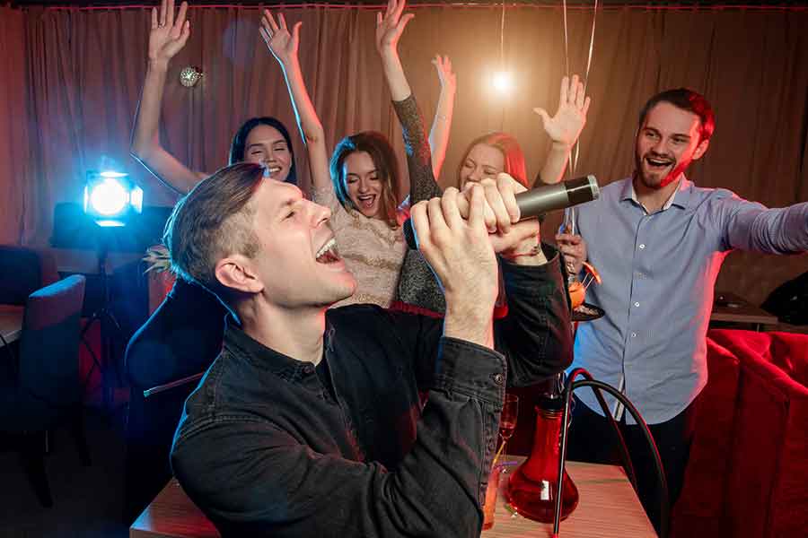 言語の壁を越えて楽しめる「カラオケバー」（写真はイメージ）【写真：PIXTA】