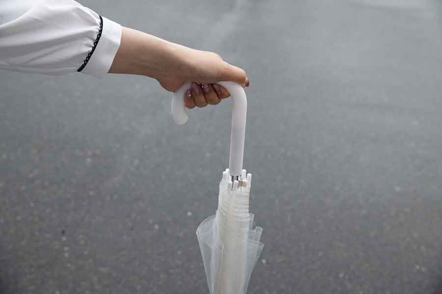 傘は縦に正しく持って（写真はイメージ）【写真：写真AC】