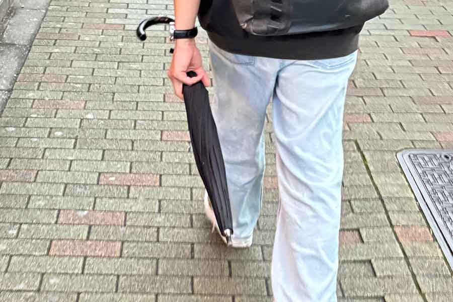 地面と水平に持つ横持ちは非常に危険！（写真はイメージ）【写真：写真AC】