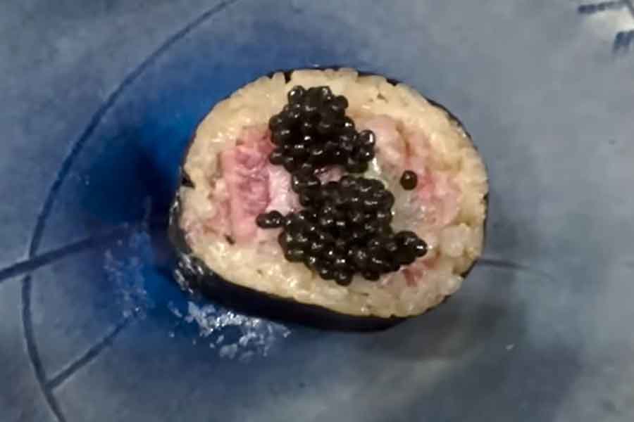 日本でキャビアを初体験し、感動【出典：YouTube「日本食冒険記Tokyo Food Adventures」よりスクリーンショット】