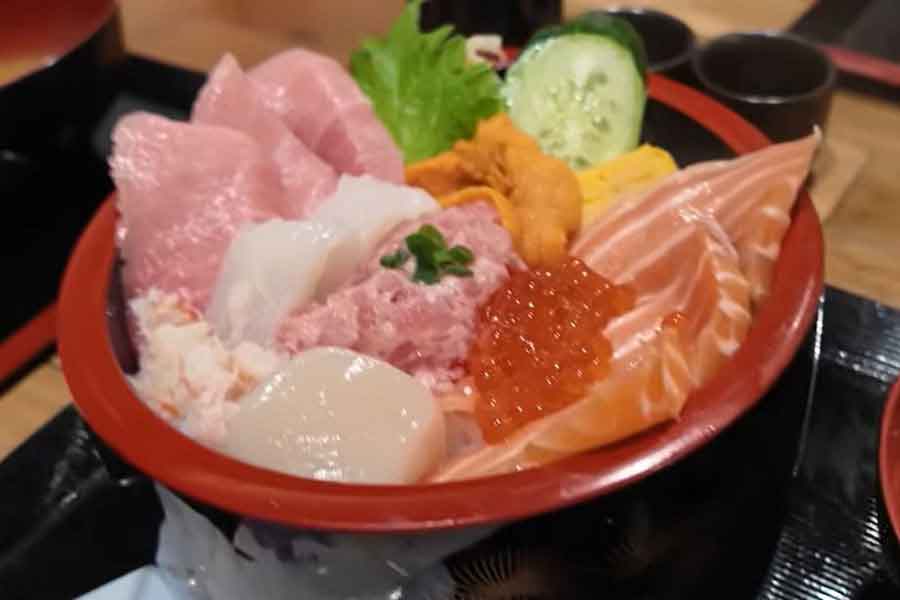 新鮮なウニの味わいに衝撃【出典：YouTube「Bebechan - 日本のフランス人」よりスクリーンショット】