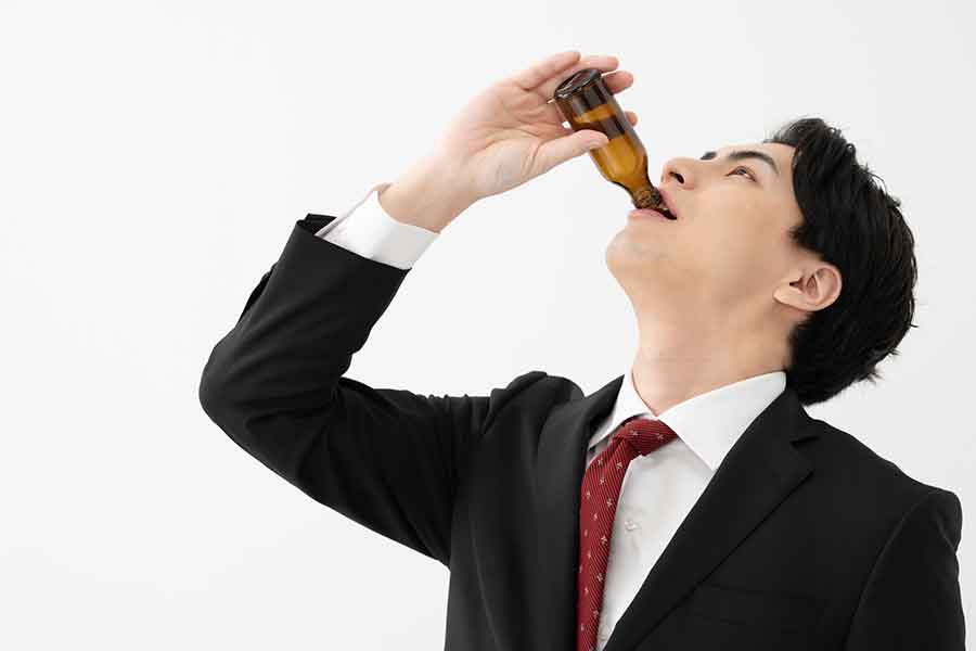 カフェインなどで症状を一時的に隠してしまうと、だるさの本来の原因の発見が遅れてしまうことも（写真はイメージ）【写真：PIXTA】