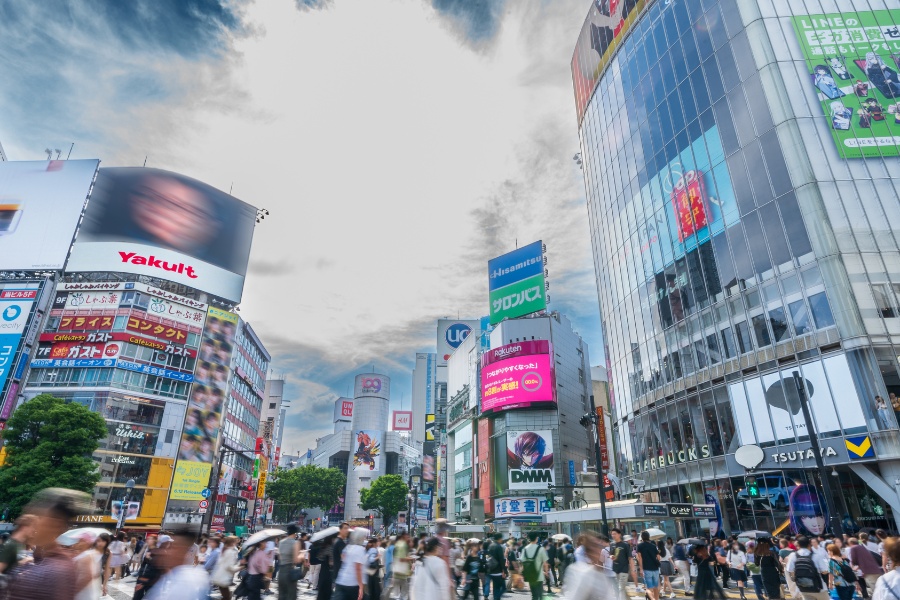 デジタルサイネージの採用も多い渋谷スクランブル交差点（写真はイメージ）【写真：PIXTA】