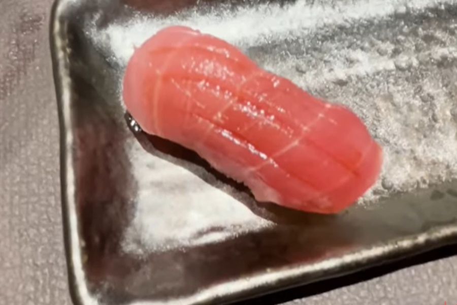 中トロの味わいに衝撃【出典：YouTube「日本食冒険記Tokyo Food Adventures」よりスクリーンショット】