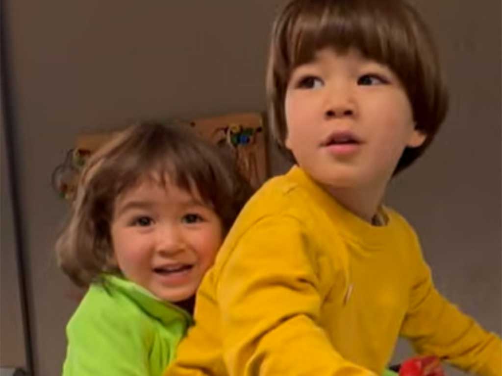 笑顔がこぼれる（左から）ソノくんとリノくん【出典：YouTube「Ami’s Life」よりスクリーンショット】