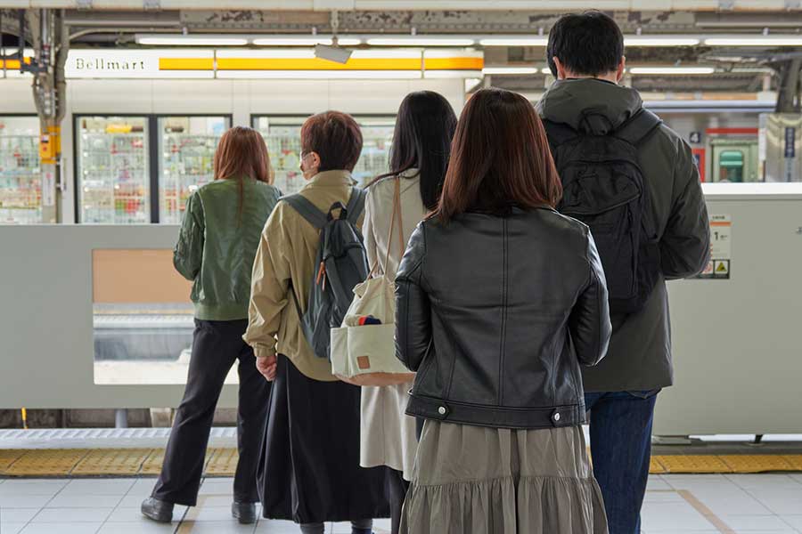 きちんと列に並ぶ日本人（写真はイメージ）【写真：PIXTA】