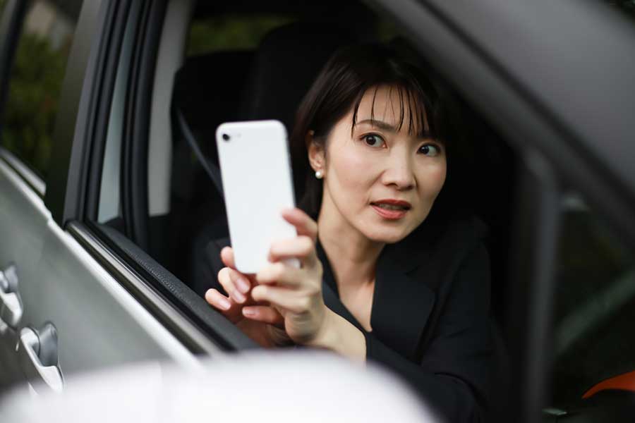 野次馬として現地に車で行っての写真撮影などはご法度（写真はイメージ）【写真：PIXTA】