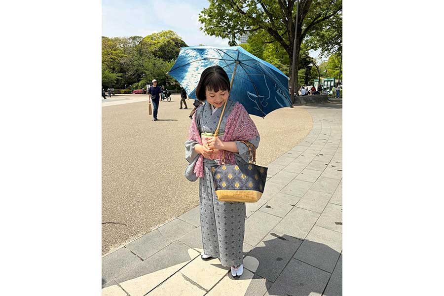 染色作家のタカハシさん。自身で染め上げた藍染の傘もとても素敵【写真提供：タカハシ ヤスコ（equbo）さん】
