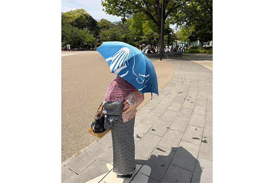 美しい着物を着るタカハシさんの後ろ姿【写真提供：タカハシ ヤスコ（equbo）さん】