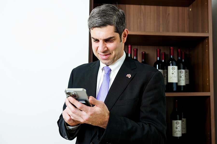 ティムラズ・レジャバ駐日ジョージア大使にとってSNS投稿はもはや日課【写真：黒澤崇】