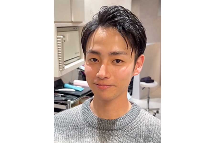 前髪を上げて大人男性の雰囲気に【出典：インスタグラム（lalaroomo_horikoshi）よりスクリーンショット】
