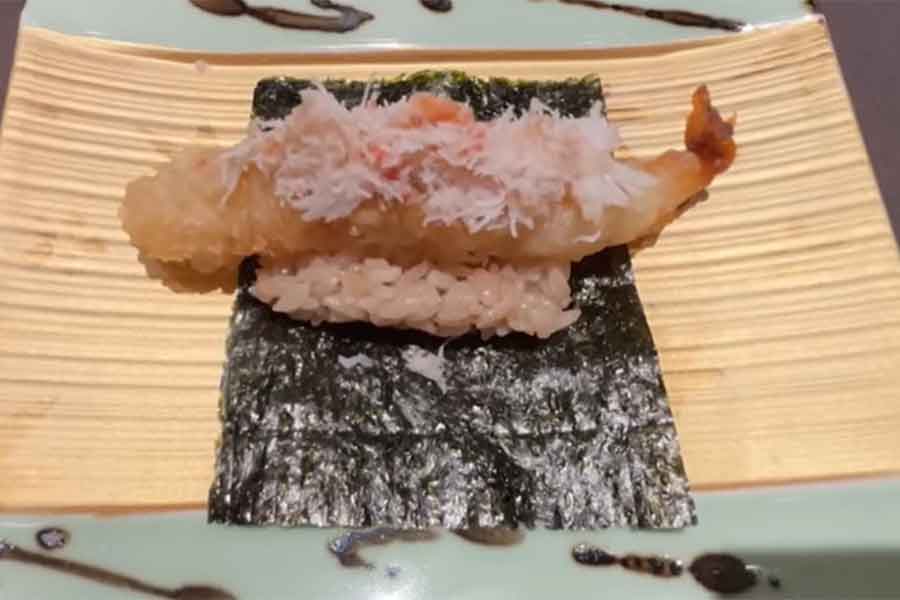 カニのほぐし身が贅沢に乗ったエビ天の創作寿司に感動【出典：YouTube「日本食冒険記Tokyo Food Adventures」よりスクリーンショット】