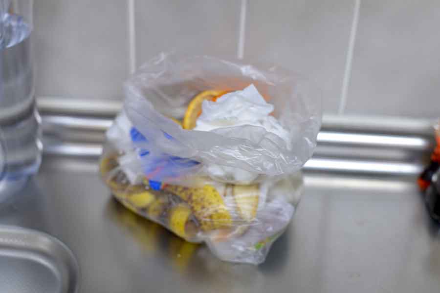 ゴミを入れすぎると、ビニール袋の口がうまく結べなくなることも（写真はイメージ）【写真：PIXTA】