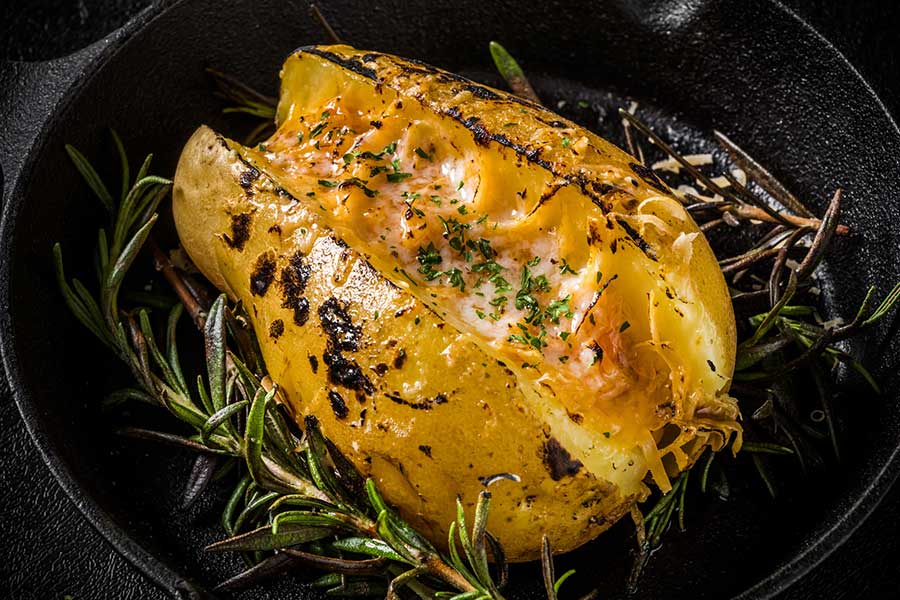 いろいろなトッピングが楽しめるジャケットポテト（写真はイメージ）【写真：PIXTA】