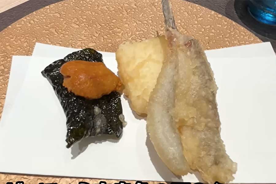 ウニをのせた海苔天（左）に驚きつつも、最後はおいしさに大感激【出典：YouTube「日本食冒険記Tokyo Food Adventures」よりスクリーンショット】