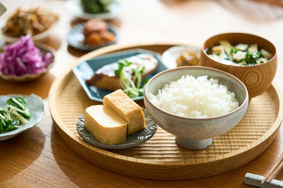 たくさんの小鉢が並ぶ和定食（写真はイメージ）【写真：PIXTA】