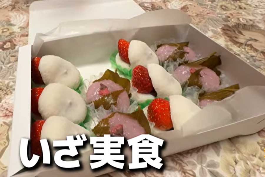 見た目も鮮やかなイチゴ大福と桜餅【出典：YouTube「LTブログ」よりスクリーンショット】