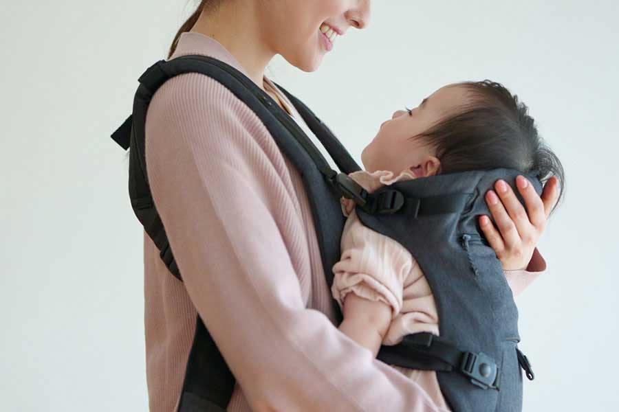抱っこ紐を正しく装着しないと、思わぬ事故につながる場合も（写真はイメージ）【写真：写真AC】