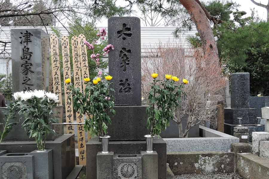 三鷹市の禅林寺にある太宰治の墓【写真：PIXTA】