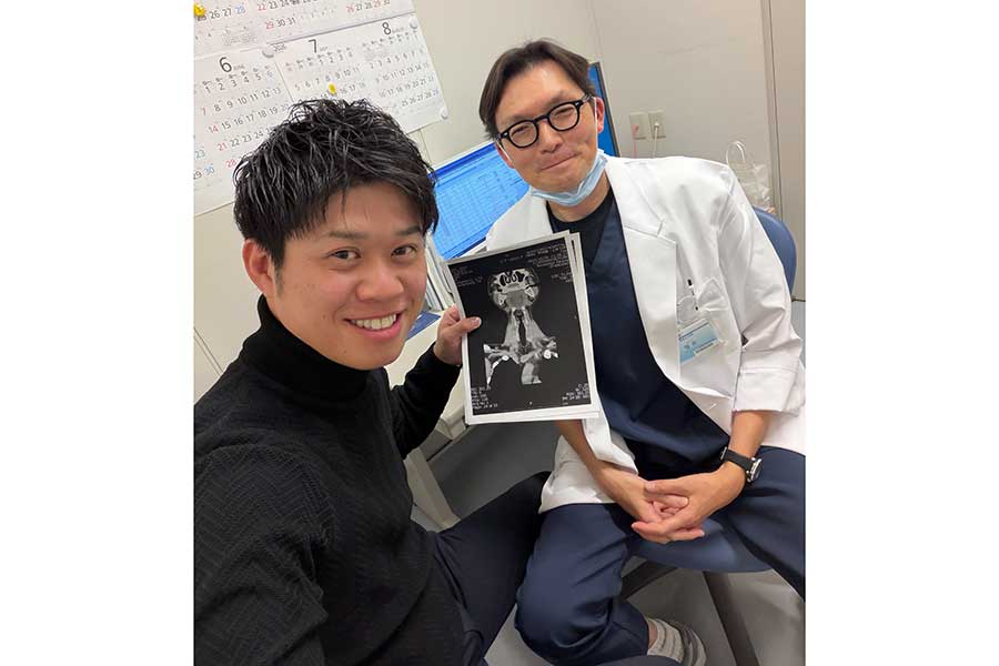 甲状腺がんの告知直後に撮影した、主治医とのツーショット【写真提供：株式会社トラーチ】