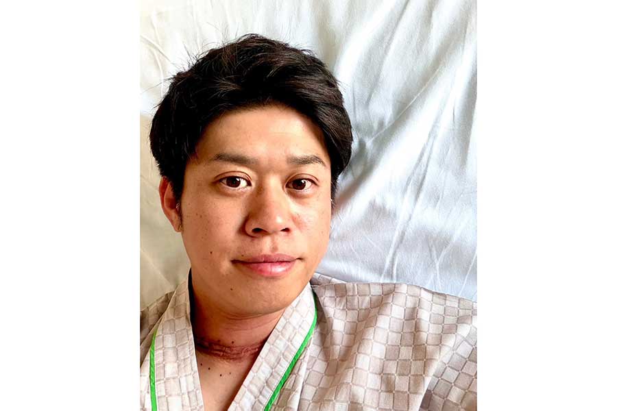 手術後の稲場さん。首元には大きな傷跡が【写真提供：株式会社トラーチ】