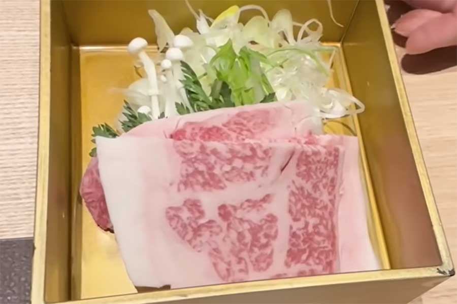 和牛のしゃぶしゃぶに感動【出典：YouTube「日本食冒険記Tokyo Food Adventures」よりスクリーンショット】