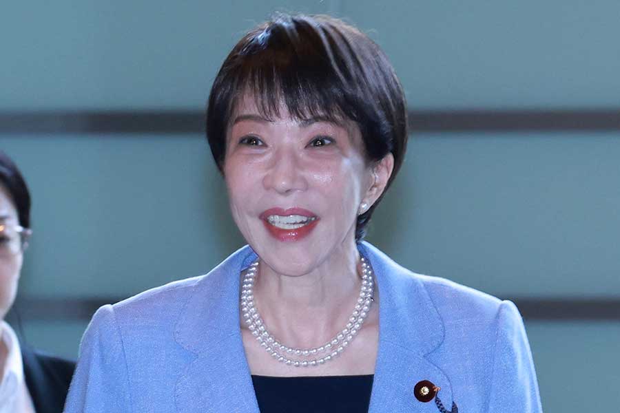 ブルー系のジャケットを着用しているイメージが強い高市首相【写真：産経新聞社】
