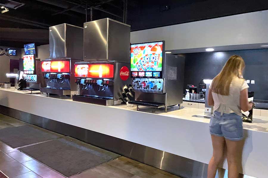 ハワイの映画館では、アメリカで大人気のICEE（アイシー）も入れ放題【写真：i-know】