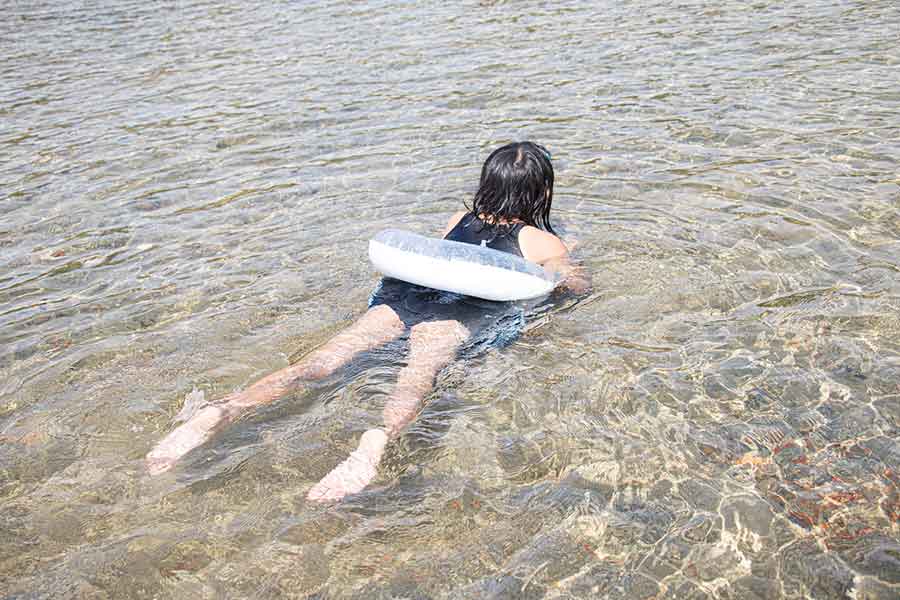 海で遊ぶ際はフロート遊具の扱いに注意が必要（写真はイメージ）【写真：PIXTA】